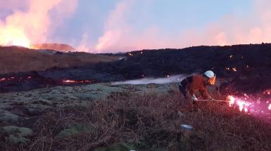 Alberto Caracciolo raccoglie campioni di lava durante l'eruzione del vulcano a a Grindavík, in Islanda.