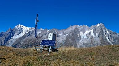 Foto di strumentazione posizionata in montagna