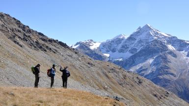 Foto di geologi in alta montagna. 