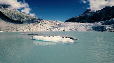 Foto d ghiacciaio che si sta sciogliendo