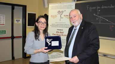 Foto di Agnese Redaelli che riceve il premio Botti per le sue ricerche in idrogeologia
