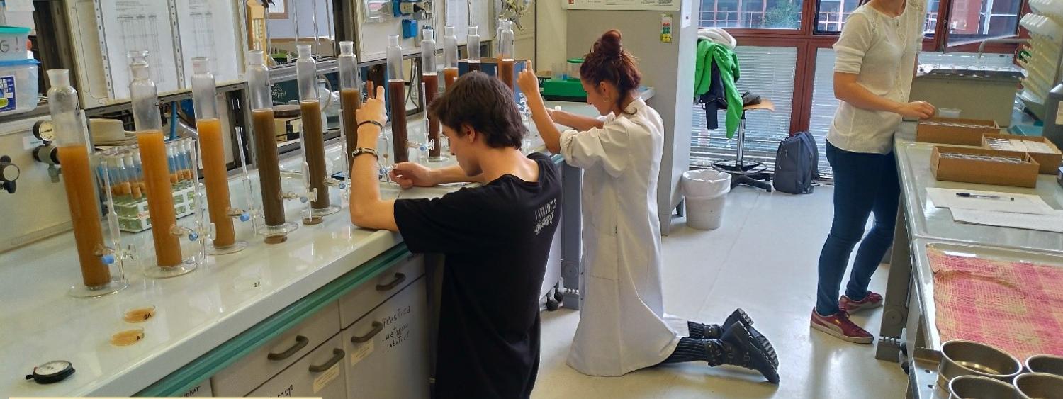 studenti al lavoro nel laboratorio di geopedologia