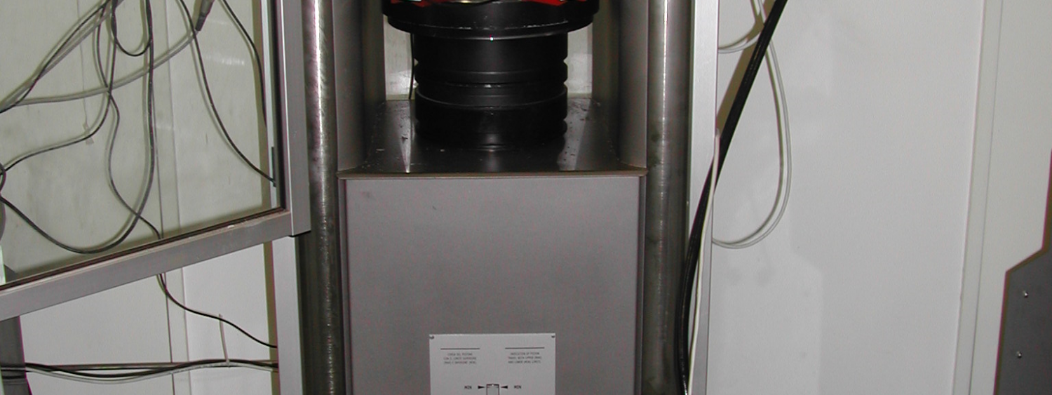 Loading device (3000 kN) for uniaxial and triaxial compression tests, with a hydraulic system to maintain cell pressure and with possibility to measure sonic velocities under loading