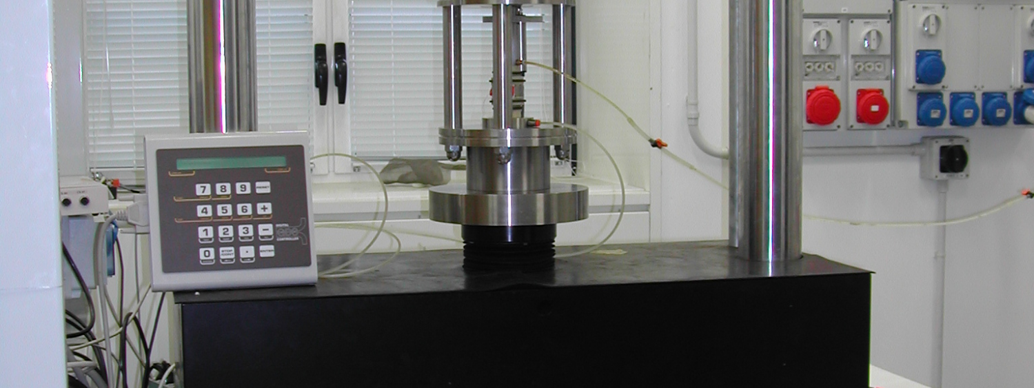 GDS-Vis loading device (250 kN) equipped with high pressure consolidation cell